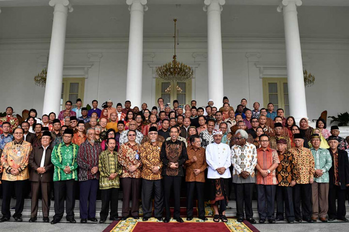 Presiden Jokowi dan Wapres Jusuf Kalla berfoto bersama dengan tokoh-tokoh agama yang tergabung dalam Asosiasi Forum Kerukunan Umat Beragama.