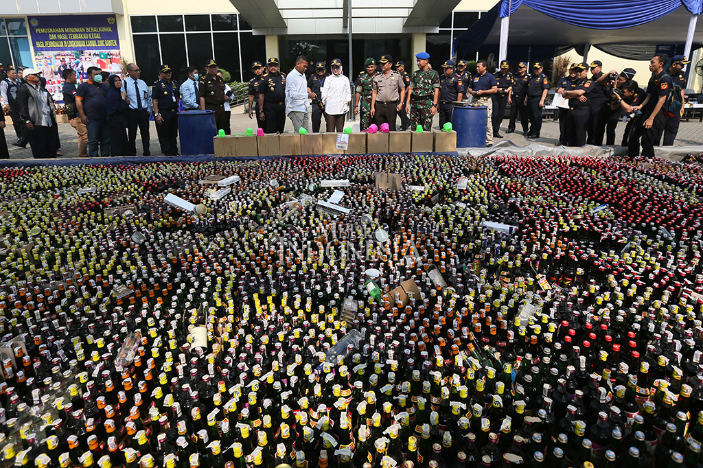 Sebanyak 17.388 botol minuman beralkohol eks impor dan lokal, 312.320 batang rokok, 23.605,6 gram tembakau iris, 154 batang cerutu, 6 drum MMEA, 2 drum etil alkohol dan 18.424 keping pita cukai palsu dimusnahkan.
