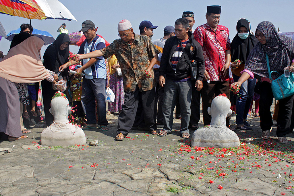 Mereka juga melakukan tabur bunga di titik 21 Desa Siring Kecamatan Porong, Sidoarjo.