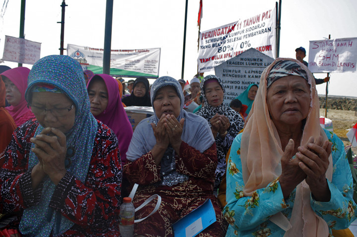 Hari ini, Rabu (24/05/2017) warga korban lumpur Lapindo memperingati semburan lumpur dengan cara doa bersama.