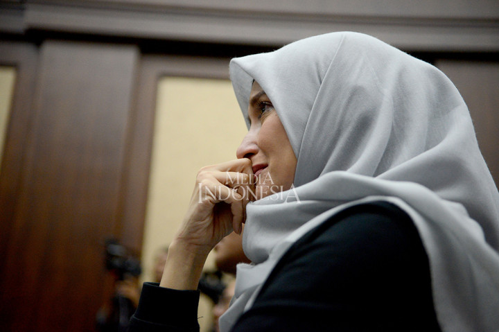 Inneke Koesherawati menangis setelah mendengar vonis 2 tahun 8 bulan penjara terhadap suaminya Fahmi Darmawansyah.