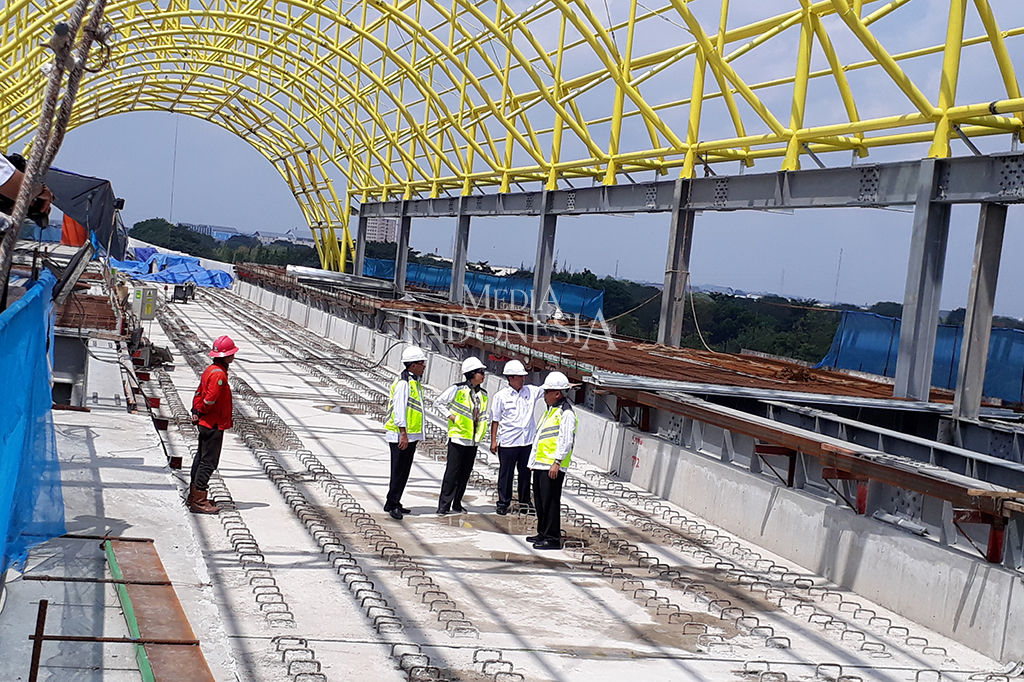 Proyek yang menelan dana sekitar Rp 9,4 triliun ini dijadwalkan beroperasi pada Juni tahun depan, sebagai transportasi untuk atlet dan penonton yang ingin menghadiri Asian Games 2018 yang diselenggarakan bersama di Palembang dan Jakarta.