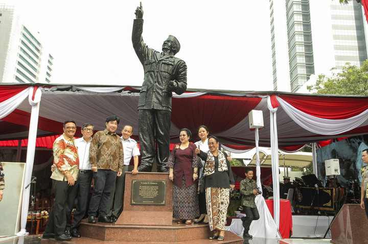 Plt. Gubernur DKI Jakarta Djarot Syaiful Hidayat, Menteri Hukum dan HAM Yasonna Laoly, Guruh Sukarnoputra, Gubernur Lemhanas Agus Widjojo, Megawati Sukarnoputri, Mentri Kordinator Kesejahteraan Rakyat Puan Maharani dan Putri Presiden Pertama RI Ir Sukarnoputri Sukmawati Sukarnoputri berfoto bersama saat peresmian patung Sukarno di halaman gedung Lemhanas, Jakarta.