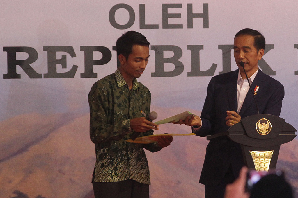 Jokowi Bagikan Sertifikat Tanah untuk Ribuan Warga di Jatim