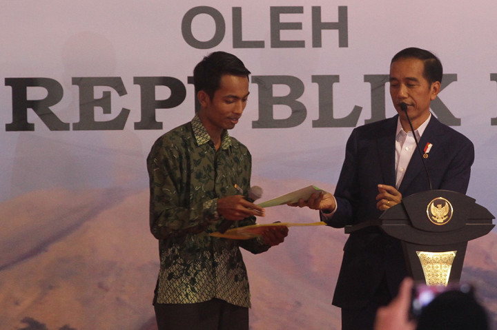 Jokowi Bagikan Sertifikat Tanah untuk Ribuan Warga di Jatim