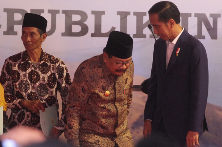 Jokowi Bagikan Sertifikat Tanah untuk Ribuan Warga di Jatim
