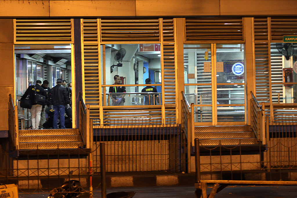 Selain itu korban luka-luka berjumlah sepuluh orang, yaitu lima anggota polisi dan lima warga sipil. ANTARA/Galih Pradipta