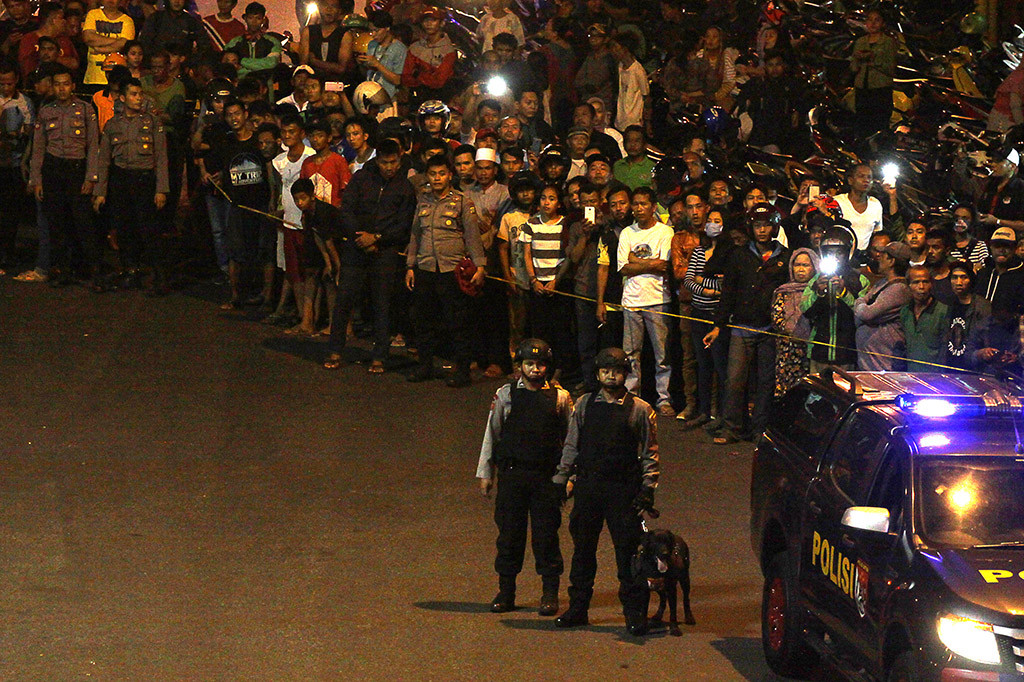 Polisi masih melacak identitas dua orang pelaku. Kepastian identitas pelaku akan dilakukan melalui pengambilan data antemortem dan post mortem. ANTARA/Galih Pradipta