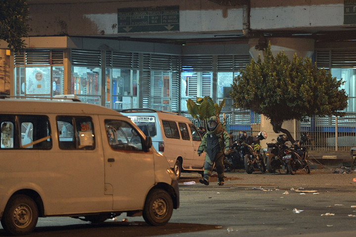 Diduga ledakan bom di Terminal Kampung Melayu, Jakarta Timur, Rabu (24/05/2017) malam, ini merupakan bom bunuh diri. ANTARA/Sigid Kurniawan