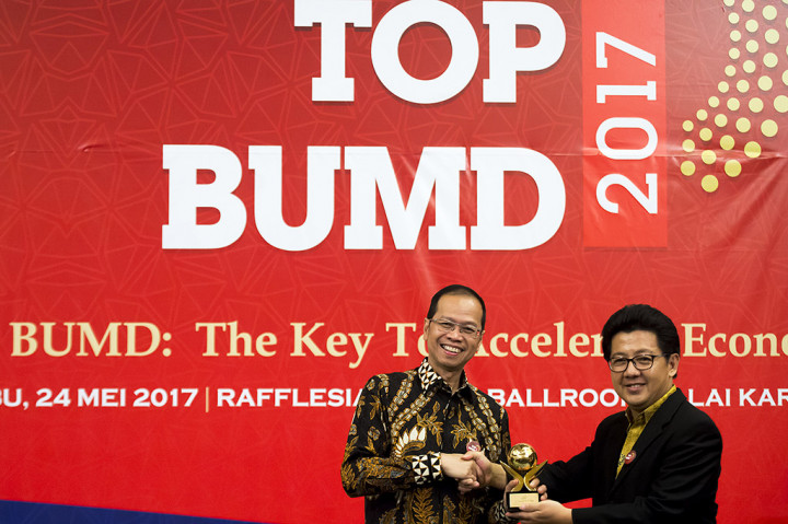 Direktur Utama Bank BJB Ahmad Irfan menerima penghargaan kategori TOP BUMD 2017 yang diserahkan Penasehat Majalah BusinessNews Indonesia Goenawan Loekito pada malam penganugerahan TOP BUMD 2017 di Jakarta, Rabu (24/5/2017).