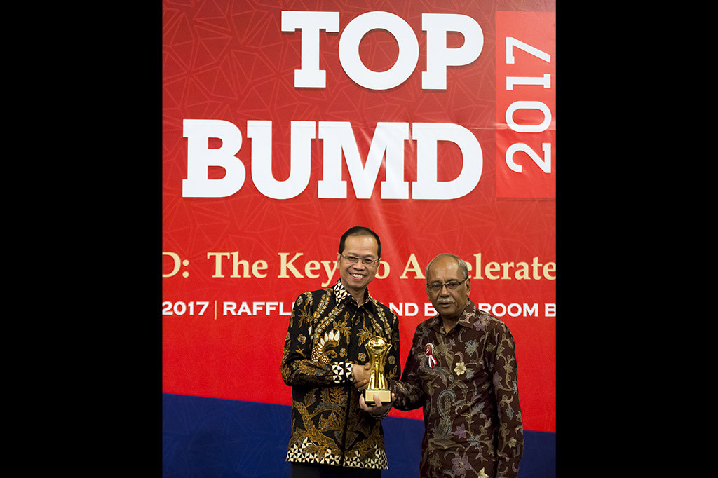 Direktur Utama Bank BJB Ahmad Irfan menerima penghargaan kategori TOP CEO BUMD 2017 yang diserahkan Penasehat Majalah BusinessNews Indonesia Benjamin De Haan pada malam penganugerahan TOP BUMD 2017 di Jakarta, Rabu (24/5/2017). 