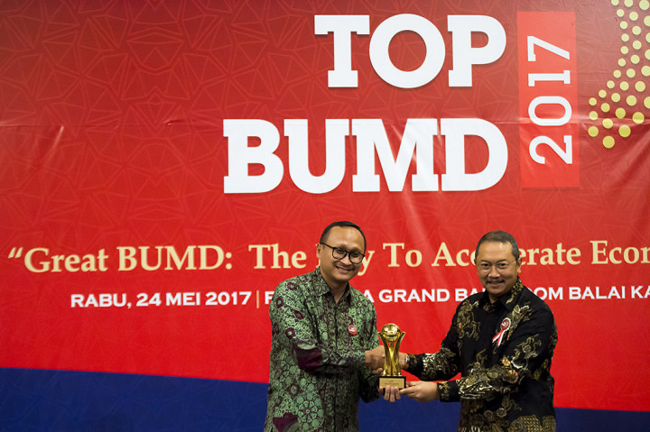 Selain Dirut BJB, Direktur Utama PT Jakarta Propertindo Satya Heragandhi menerima penghargaan kategori TOP CEO BUMD 2017 yang diserahkan Konsultan Senior Sinergy Daya Prima Abiprayadi pada malam penganugerahan TOP BUMD 2017 di Jakarta, Rabu (24/5/2017).