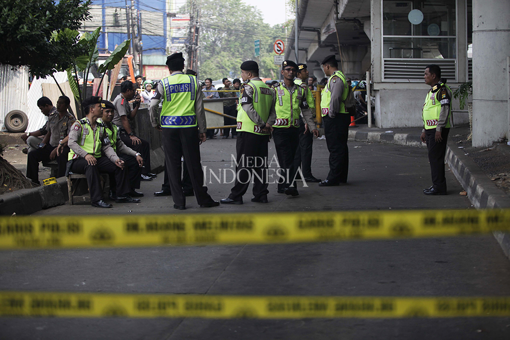 Halte Transjakarta Kampung Melayu masih dikelilingi garis polisi. 