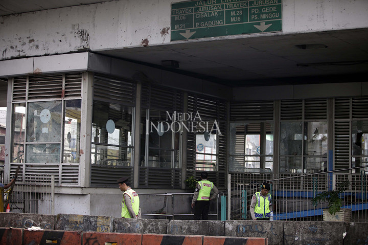 Selain menimbulkan korban jiwa, ledakan itu juga membuat halte bus itu rusak. Lokasi ledakan tepat berada di samping halte ini.