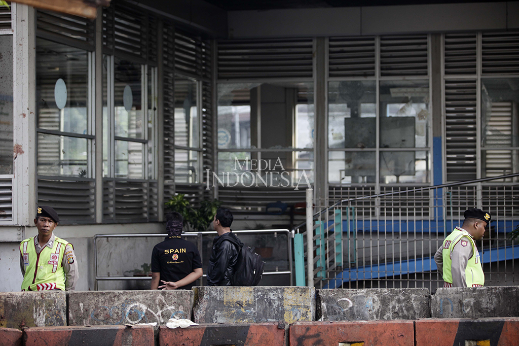 Tampak halte yang tepat berada di bawah kolong jembatan layang Kampung Melayu mengalami kerusakan cukup parah.