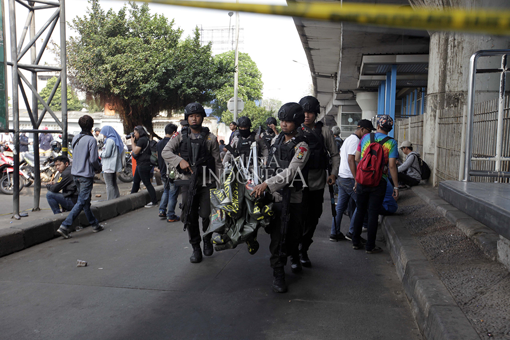 Polisi menyatakan, ledakan bom telah memakan 15 korban. Lima orang tewas dan 10 lainnya luka-luka dan dirawat di Rumah Sakit.