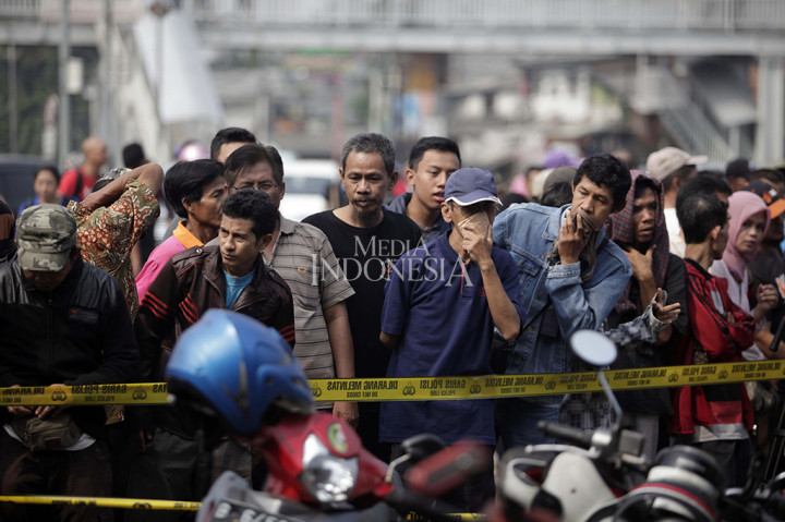Terminal Kampung Melayu juga masih dipenuhi masyarakat yang ingin melihat langsung lokasi kejadian.