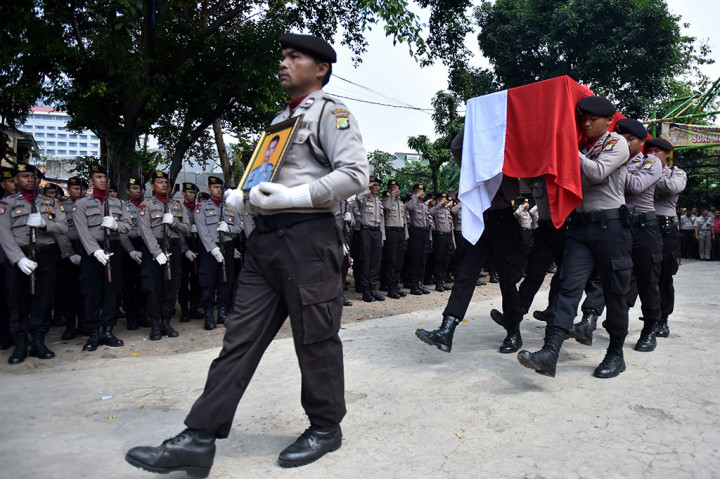 Polisi Korban Bom Kampung Melayu Dimakamkan