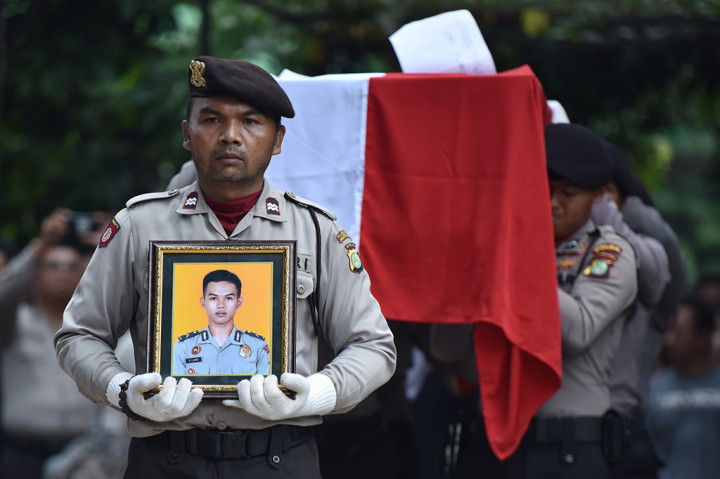 Polisi Korban Bom Kampung Melayu Dimakamkan