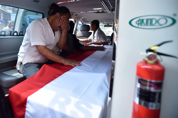 Polisi Korban Bom Kampung Melayu Dimakamkan