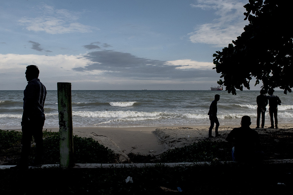 Siluet warga berlibur di kawasan pantai Banua Patra Balikpapan, Kalimantan Timur.
