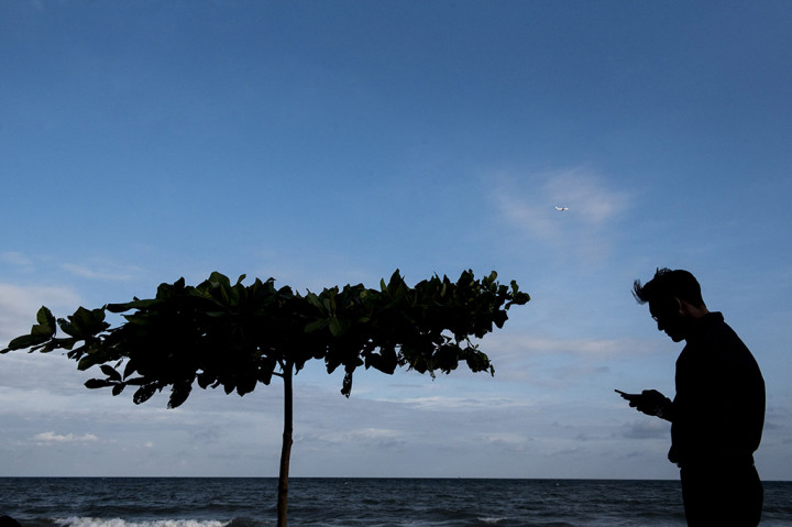 Siluet warga menikmati keindahan pantai Monpera di Balikpapan, Kalimantan Timur.