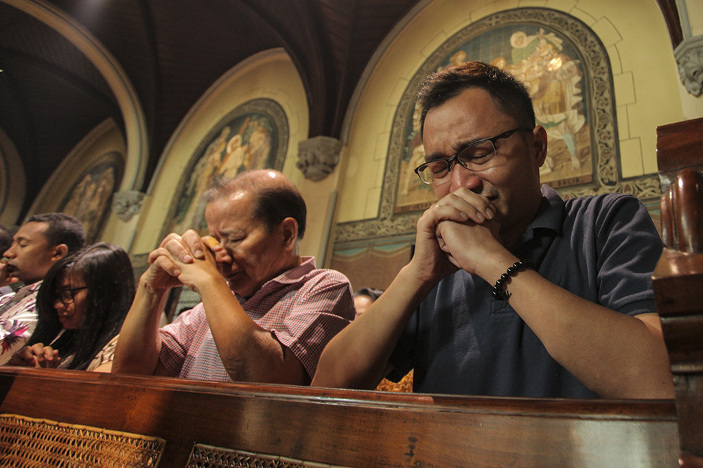 Umat Kristiani berdoa saat ibadah Kenaikan Isa Almasih di Gereja Katedral, Jakarta.