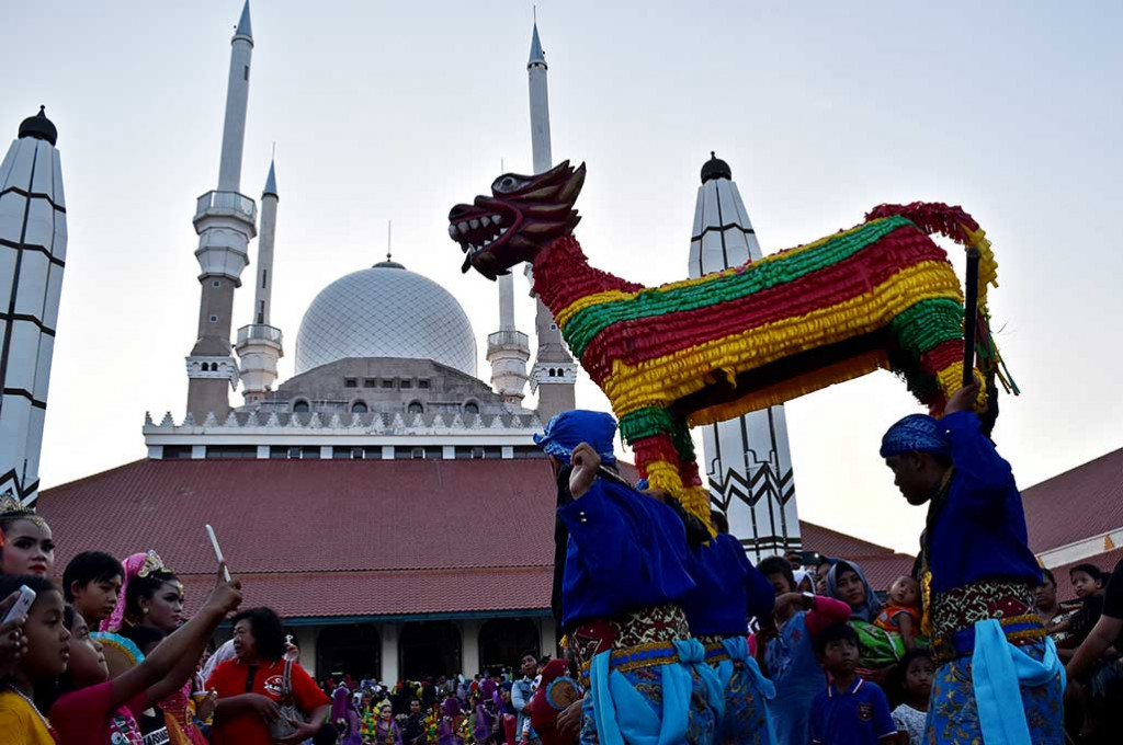 Warga mengarak replika hewan imajiner Warak Ngendog yang menjadi maskot dalam prosesi Kirab Dugderan di kompleks Masjid Agung Jawa Tengah (MAJT), Semarang.