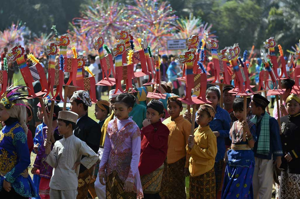 Anak-anak membawa patung hewan imajiner warak saat mengikuti Karnaval Budaya Dugderan untuk menyambut datangnya bulan Ramadan, di Semarang, Rabu (24/5/2017).