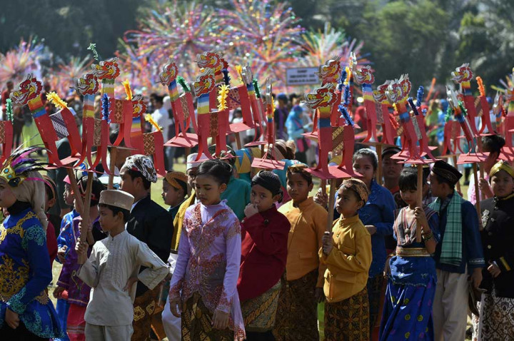 Anak-anak membawa patung hewan imajiner warak saat mengikuti Karnaval Budaya Dugderan untuk menyambut datangnya bulan Ramadan, di Semarang, Rabu (24/5/2017).