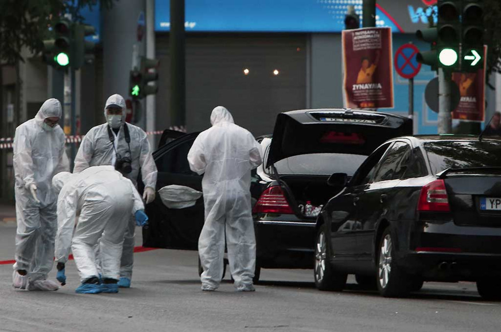 Papademos harus menjalani operasi untuk cedera di perut dan kakinya di sebuah rumah sakit di Athena.