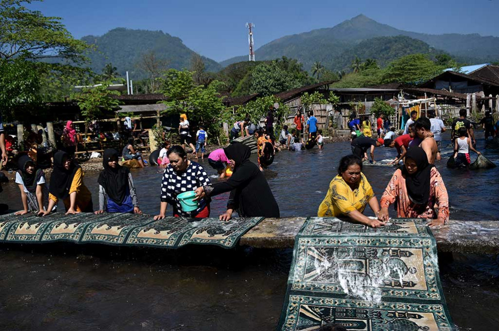 Warga Banyubiru Semarang Gotong Royong Cuci Karpet Masjid