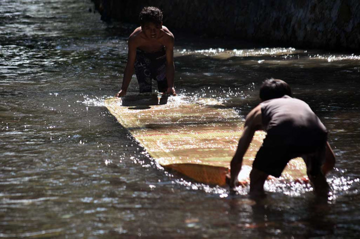Warga Banyubiru Semarang Gotong Royong Cuci Karpet Masjid