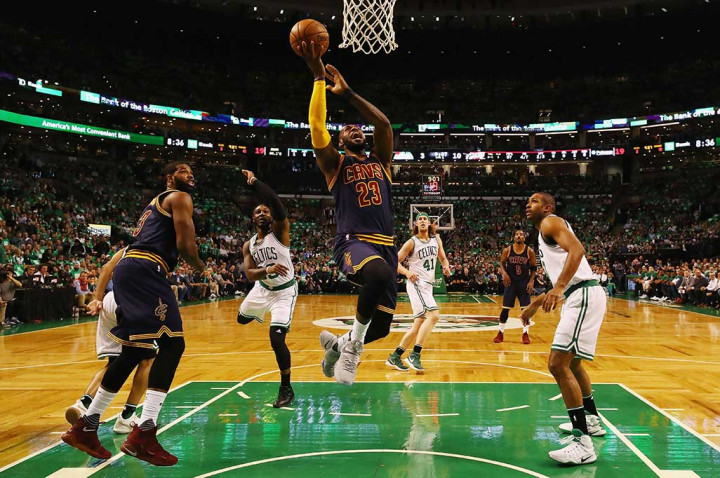 Andalan Cleveland Cavaliers LeBron James bermain gemilang dengan menyumbang 35 poin, sekaligus memecahkan rekor Michael Jordan sebagai pencetak skor terbanyak playoff sepanjang sejarah NBA.