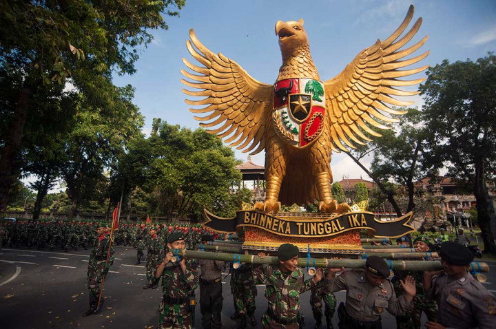 Prajurit TNI dan Polri mengarak patung Garuda Pancasila dalam parade Soliditas Kebangsaan dan Kirab Pancasila di Lapangan Puputan Margarana, Denpasar, Jumat (26/5/2017).