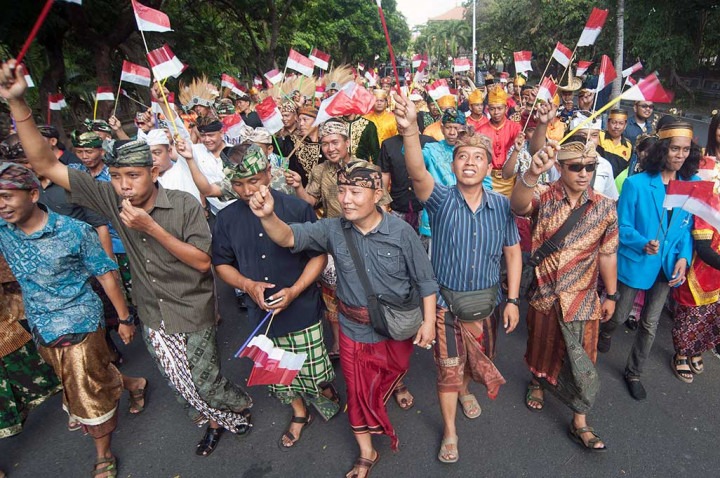 Ratusan warga mengenakan pakaian daerah dari seluruh Indonesia saat parade Soliditas Kebangsaan dan Kirab Pancasila di Lapangan Puputan Margarana, Denpasar.