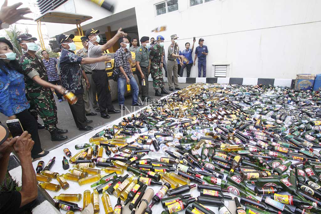 Pimpinan Muspida Kota Depok melempar minuman beralkohol saat acara pemunahan minuman keras (miras) di Balai Kota Depok, Depok, Jawa Barat, Jumat (26/5/2017). MI/Bary Fathahilah