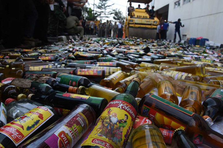 Polisi bersama Satpol PP Kota Depok memusnahkan ribuan botol minuman beralkohol di halaman Balai Kota Depok, Jabar. ANTARA/Indrianto Eko Suwarso
