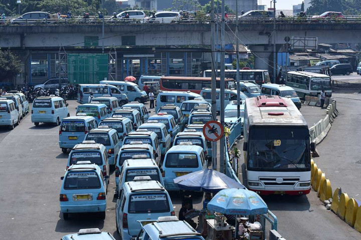 Sejumlah angkot menunggu penumpang di Terminal Kampung Melayu, Jakarta, Jumat (26/5/2017).
