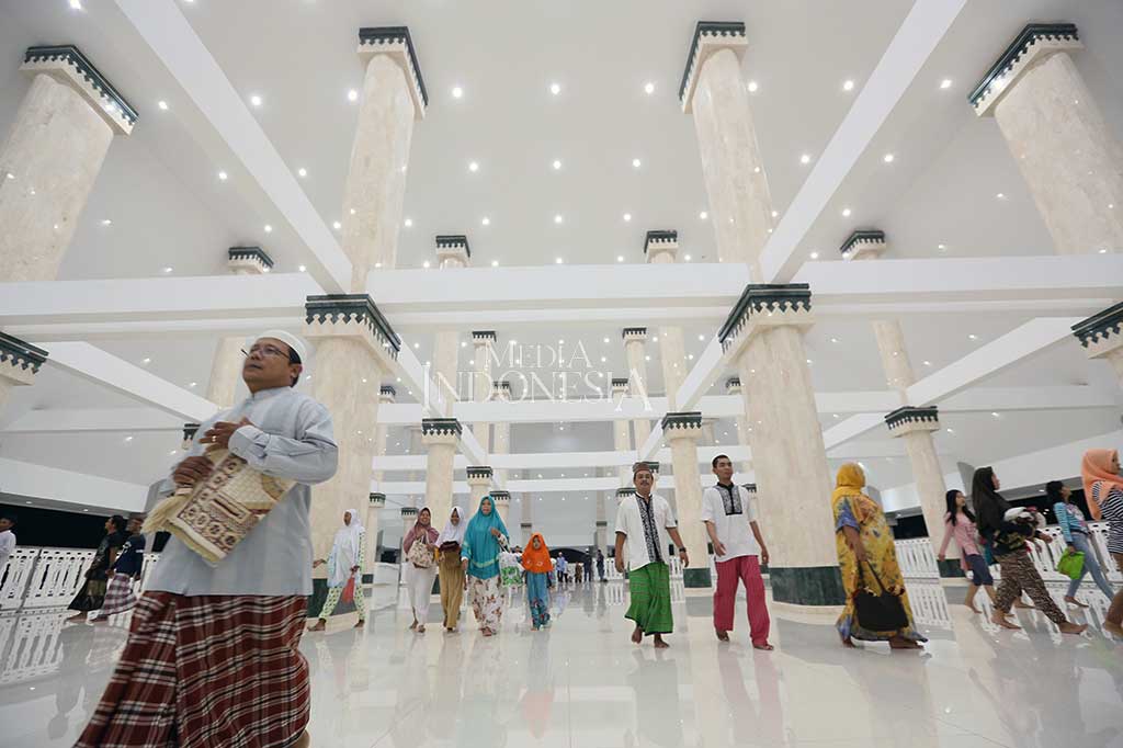Warga bersiap melaksanakan ibadah Salat Tarawih di Masjid Raya KH. Hasyim Asy'ari, Daan Mogot, Jakarta Barat, Jumat (26/5/2017).