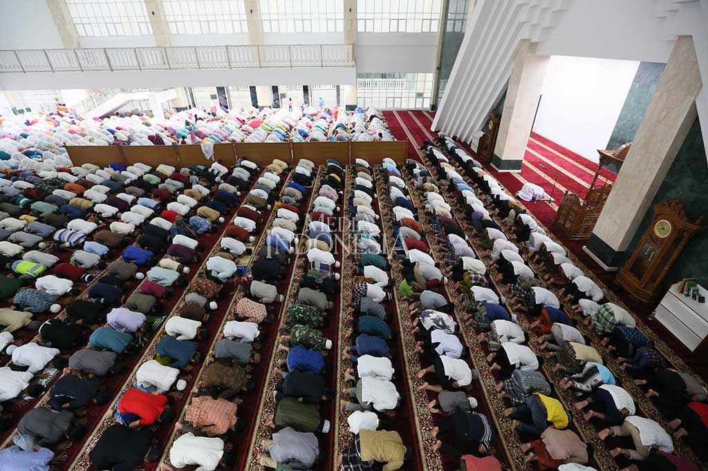 Warga melaksanakan Salat Tarawih di Masjid Raya KH. Hasyim Asy'ari.