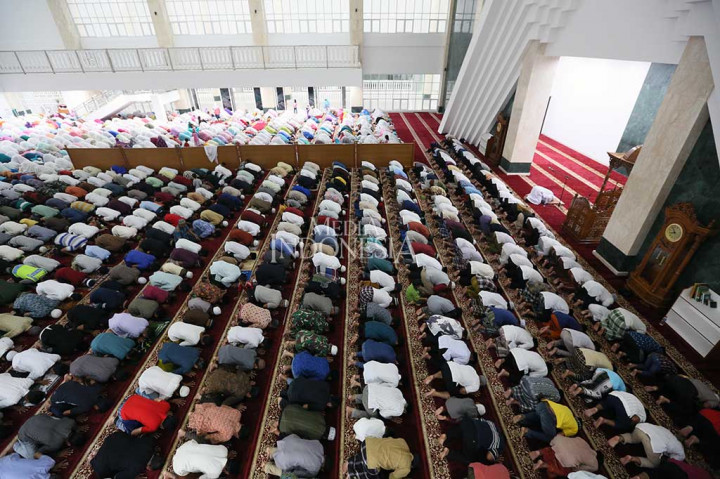 Warga melaksanakan Salat Tarawih di Masjid Raya KH. Hasyim Asy'ari.