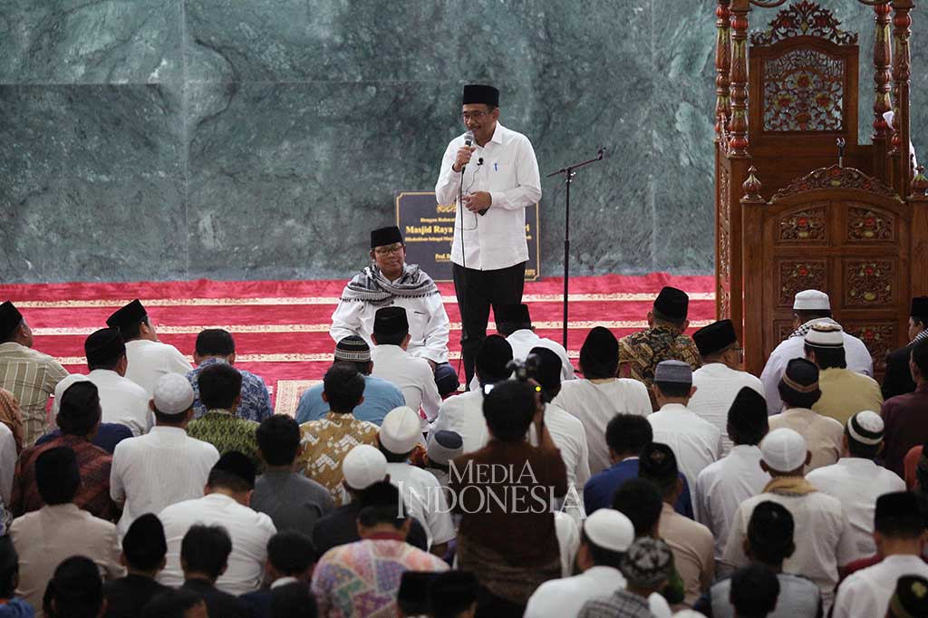 Plt Gubernur DKI Jakarta, Djarot Syaiful Hidayat menyampaikan sambutan saat salat pertama di Masjid Raya KH. Hasyim Asy'ari.