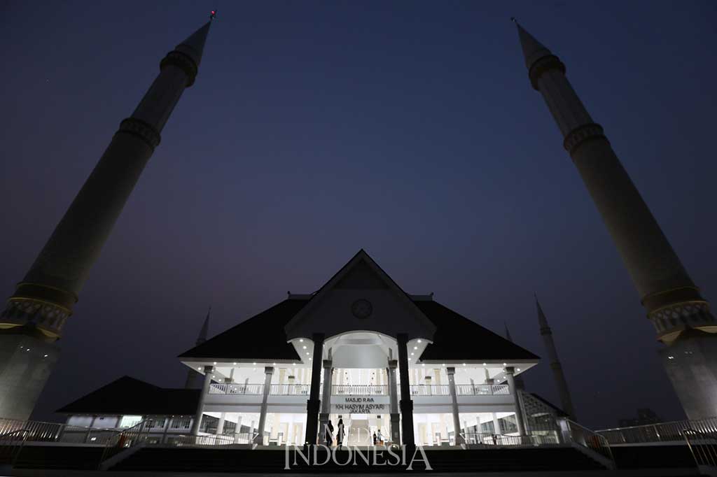 Masjid yang diresmikan Presiden Joko Widodo beberapa waktu lalu, untuk pertama kalinya digunakan salat Tarawih Ramadan 1438 Hijriyah.