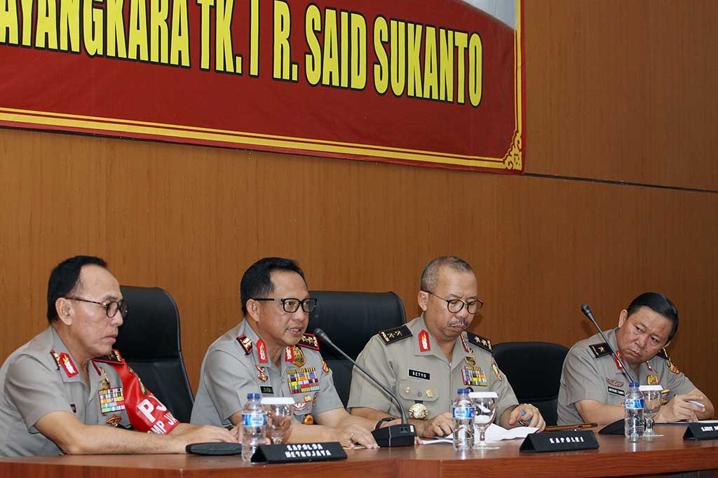 Kapolri Jenderal Tito Karnavian (kedua kiri) bersama Kapolda Metro Jaya Irjen M Iriawan (kiri), Kadiv Humas Polri Irjen Setya Wasisto (kedua kanan) dan Kapusdokkes Polri Brigjen Arthur Tampi memberikan keterangan terkait bom bunuh diri di Terminal Kampung Melayu, di Rumah Sakit Polri Sukanto, Kramat Jati, Jakarta, Jumat (26/5/2017). ANTARA/Galih Pradipta