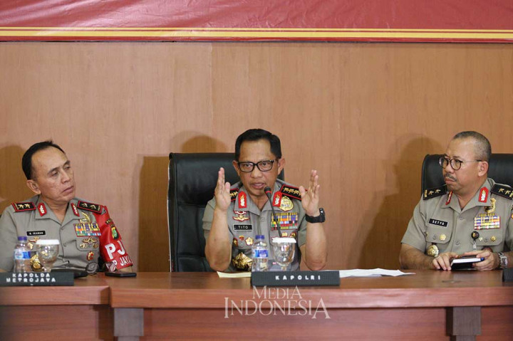 Dalam konferensi pers tersebut Kapolri mengatakan bahwa pelaku bom bunuh diri di Terminal Kampung Melayu adalah Ahmad Syukri dan Ichwan Nurul Salam yang teridentifikasi berdasarkan hasil tes DNA serta keduanya merupakan anggota jaringan terorisme Jamaah Ansharut Daulah (JAD). MI/Adam Dwi