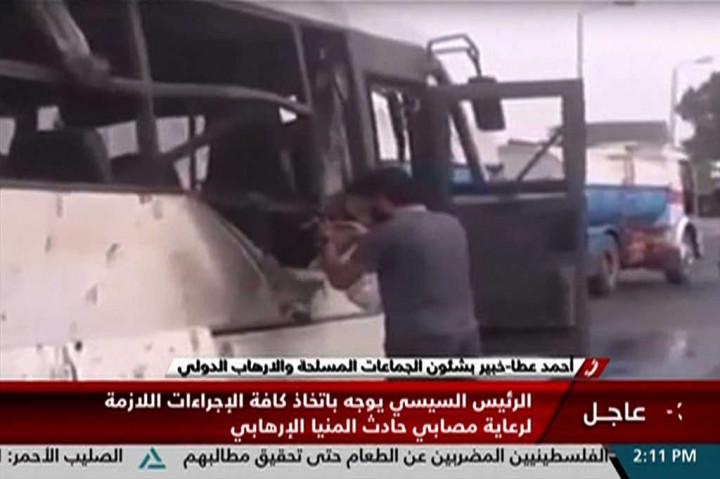 Warga memeriksa badan bus yang diserang secara membabi buta kelompok bersenjata saat membawa umat Kristen Koptik di Provinsi Minya, Mesir, Jumat (26/5/2017). 