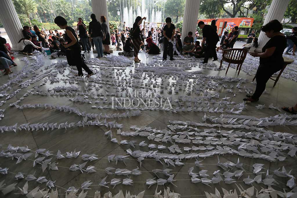 Seribu Origami Burung Perdamaian Hiasi Balai Kota DKI