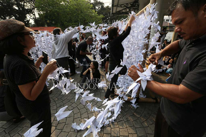 Seribu Origami Burung Perdamaian Hiasi Balai Kota DKI