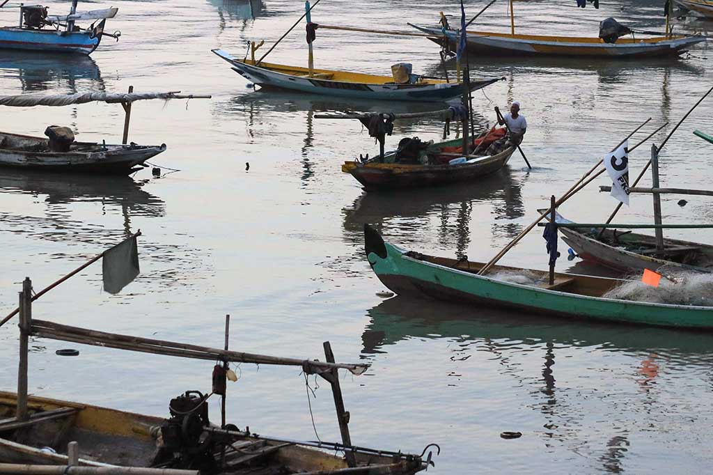 Sejumlah perahu nelayan ditambatkan di Pantai Kenjeran, Surabaya, Jawa Timur, Sabtu (27/5/2017).